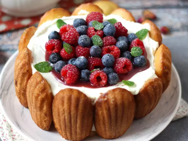 La charlota de frutos rojos que parece de pastelería y se resuelve en casa