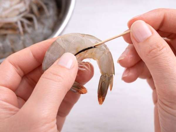 La línea negra de las gambas: lo que muchos comen sin saber exactamente qué es
