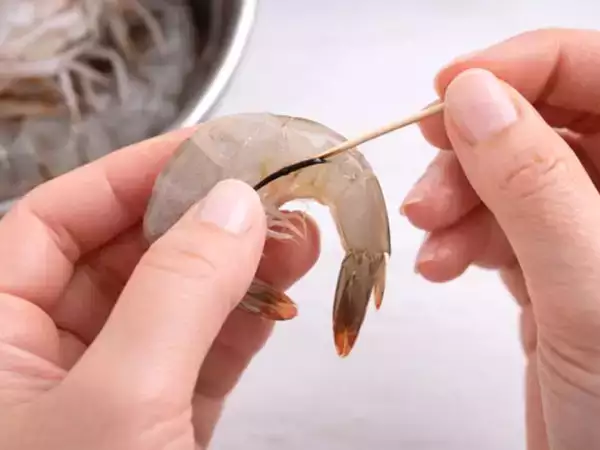 La línea negra de las gambas: lo que muchos comen sin saber exactamente qué es