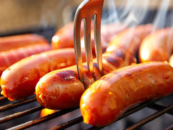 Pinchar las salchichas antes de cocinarlas: ¿error habitual o buena idea?