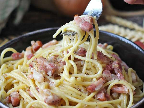 Bacon en taquitos: el ingrediente que siempre tienes en la nevera y 12 recetas estupendas para resolver cualquier cena