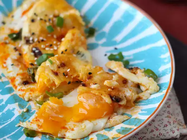 ¿Tienes 2 huevos y poco tiempo? Esta receta te salvará la cena (¡y puede que también el desayuno!)