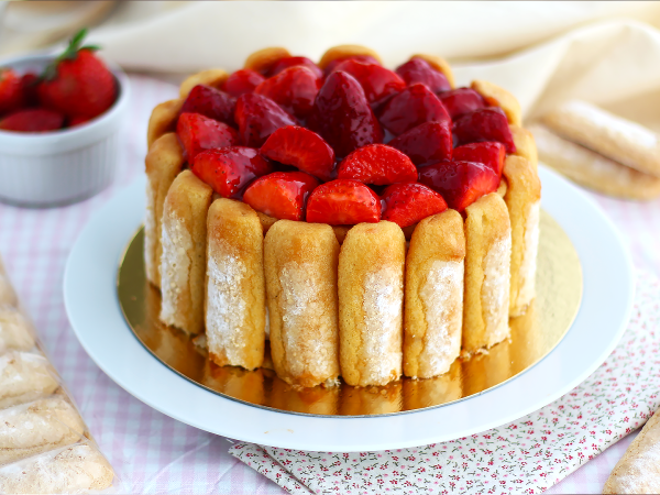 Esta charlota de fresas fácil es, sin duda, nuestro postre favorito de la primavera