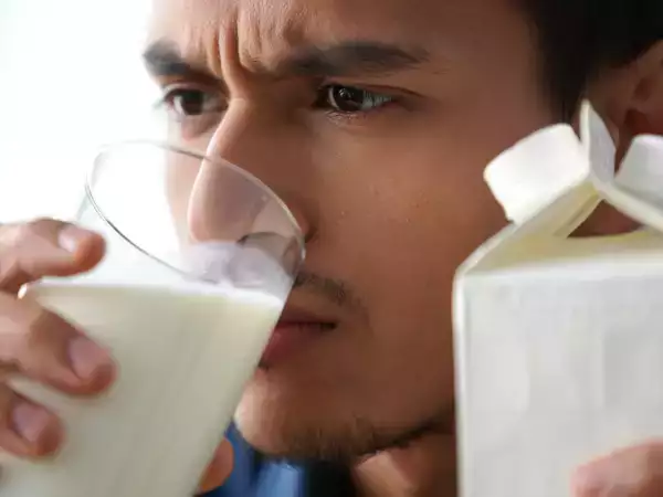 ¿Hay que tirar de verdad la leche “caducada”? Qué conviene revisar antes y cómo aprovecharla sin correr riesgos