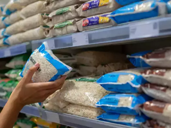 Todo el arroz parece igual en la estantería, pero este detalle cambia el resultado en la cocina