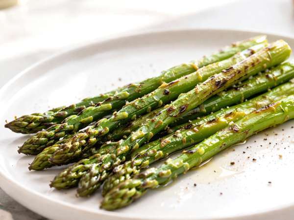 Cómo cocinar espárragos verdes: cuándo hacerlos a la plancha, cocidos, al vapor y al horno