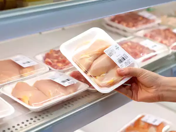 El pollo del supermercado parece siempre igual, pero hay detalles en los que casi nadie se fija antes de comprarlo