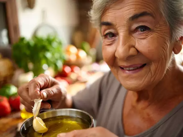 La abuela lo sabe desde siempre: por qué a veces conviene retirar el ajo de la sartén