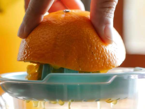 ¿Realmente engorda el zumo de naranja? Lo que debes saber antes de desterrarlo de tu desayuno