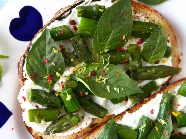 La tosta primaveral con espárragos y ricotta que apetece a cualquier hora: fresca, cremosa y lista en pocos minutos