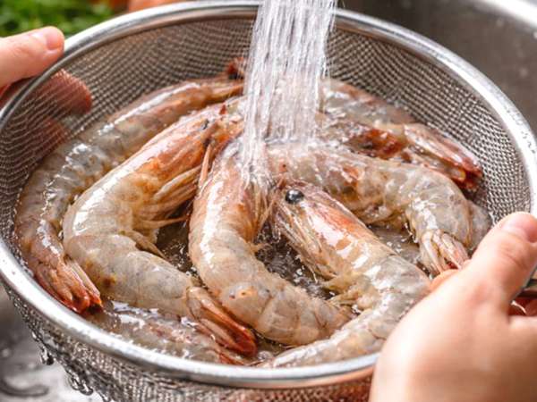 ¿Lavas las gambas antes de cocinarlas? Por qué este gesto tan habitual puede ser un error