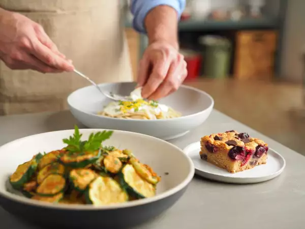 Menú diario, 2 de mayo: delicias de calabacín, pasta cremosa y blondie de cereza