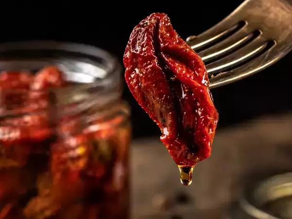 Tomates secos en aceite: un concentrado de sabor en la despensa y 10 recetas para aprovecharlo