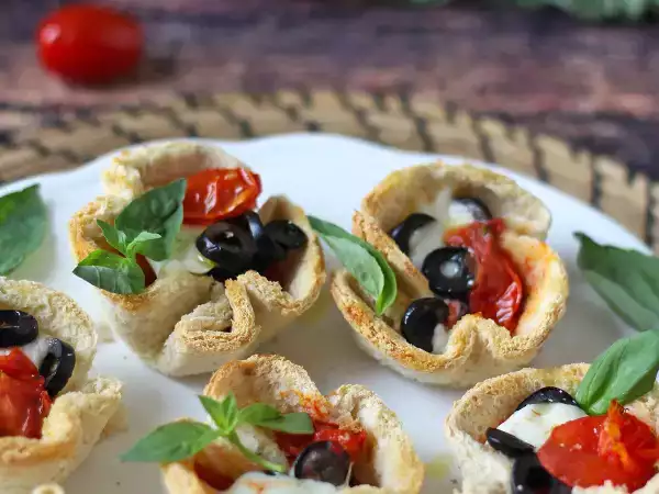 Cestas de pan de molde con mozzarella: el aperitivo fácil que siempre triunfa y está listo en 20 minutos