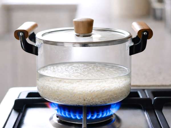 No necesitas medir el agua: el truco sencillo para conseguir un arroz suelto que casi nadie usa.