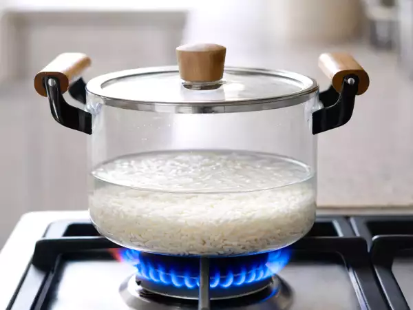 No necesitas medir el agua: el truco sencillo para conseguir un arroz suelto que casi nadie usa.