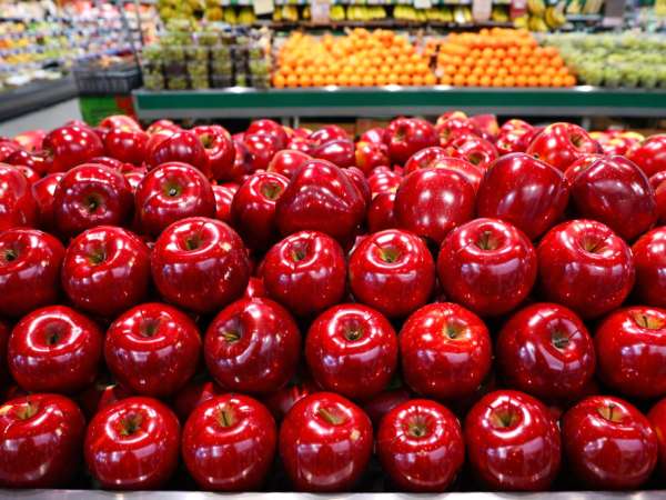 ¿Te fías de esas manzanas tan brillantes del supermercado? Hay algo detrás que pocos saben