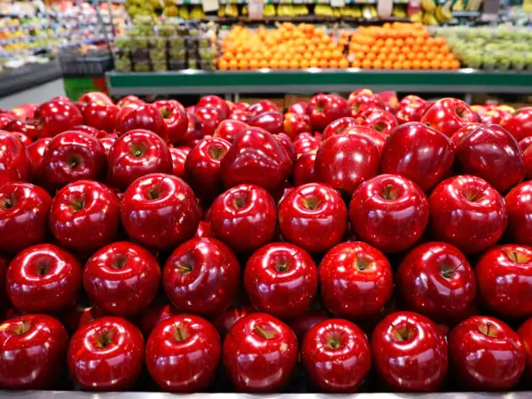 ¿Te fías de esas manzanas tan brillantes del supermercado? Hay algo detrás que pocos saben