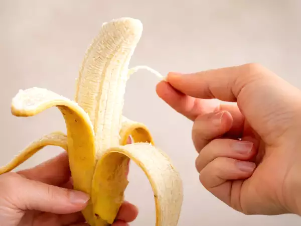 ¿Qué son esas hebras en el plátano y por qué aparecen siempre?