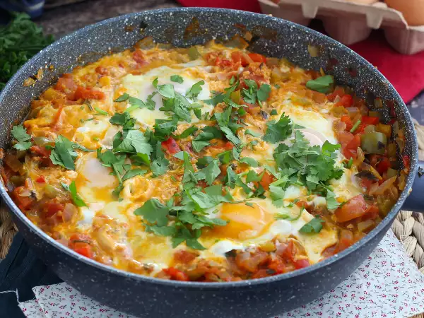 ¿Qué cocinar cuando no tienes casi nada en casa? 7 recetas sencillas que salvan cualquier comida