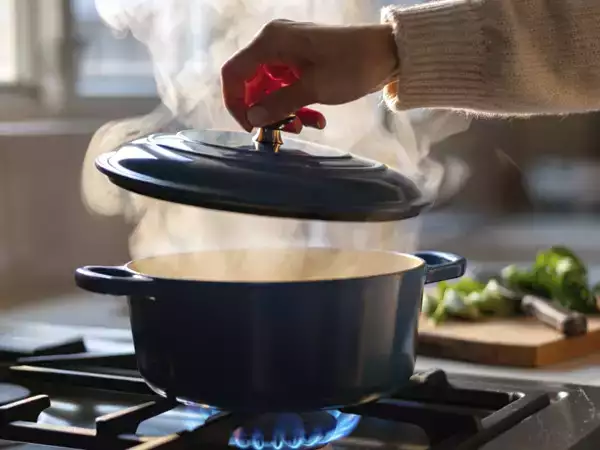 Cuando tapar o no tapar la olla: el gesto que cambia por completo tus platos