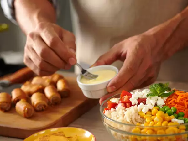 Menú diario, 19 de mayo: Deliciosos rollitos, ensalada fresca y flan de coco