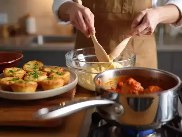 Menú del día, 1 de junio: delicias de muffins de patata, albóndigas a la boloñesa y bizcocho de melocotón
