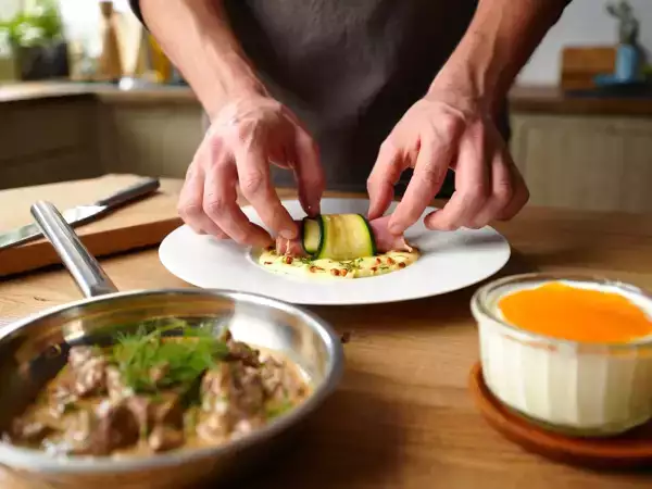 Menú diario, 8 de junio: delicias de calabacín, ternera y panna cotta de albaricoque