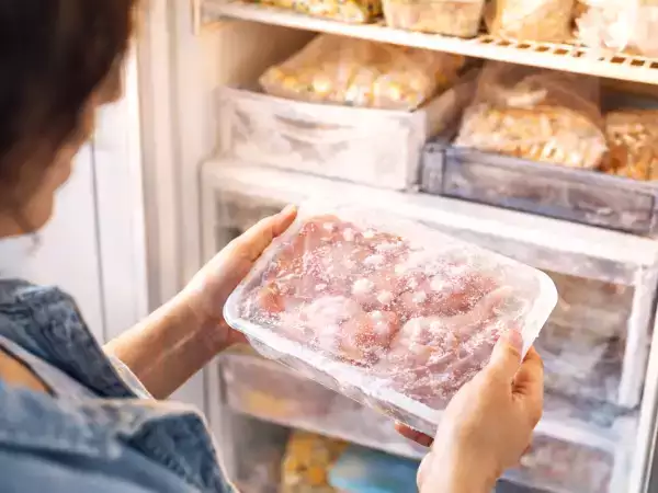 ¿Sin tiempo para descongelar? Prueba este truco sencillo que te salva la comida en pocos minutos