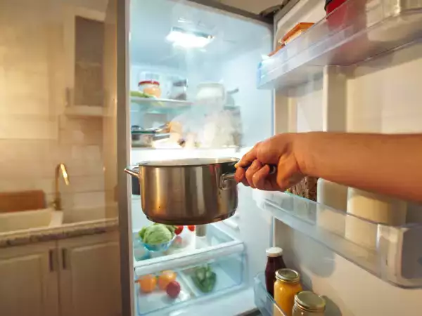 Por qué es mejor dejar enfriar un cazo con sobras antes de meterlo en la nevera