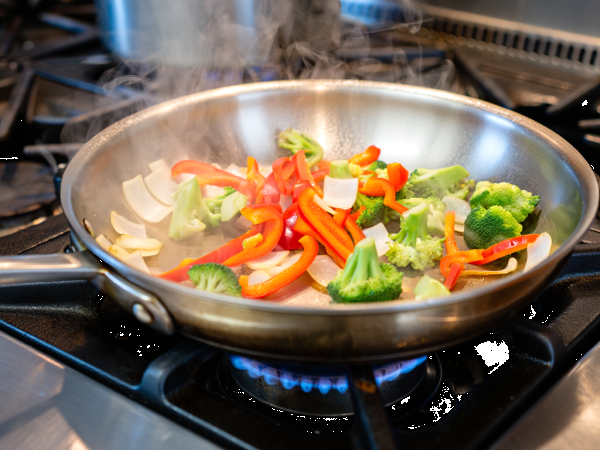 Sartén de acero inoxidable: el truco más sencillo para que nada se pegue y cocinar sea más fácil