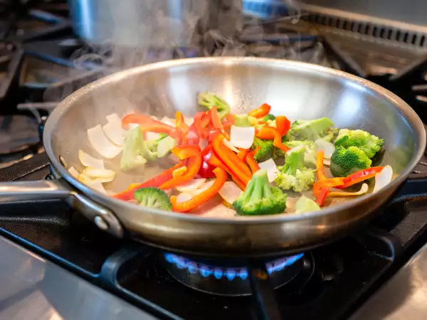 Sartén de acero inoxidable: el truco más sencillo para que nada se pegue y cocinar sea más fácil