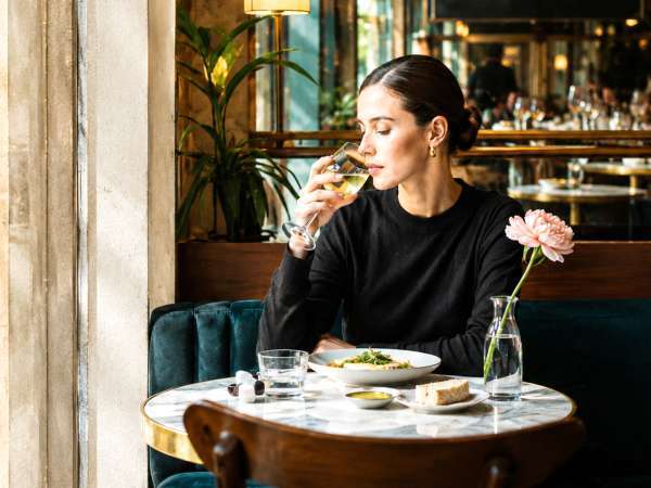 La teoría de la mesa para una: por qué comer solo ya no parece una derrota, sino un pequeño lujo