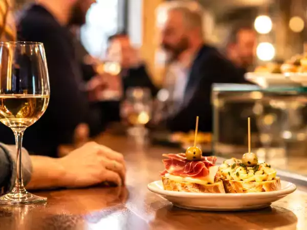 El origen de la tapa: Un plato pequeño para una historia enorme