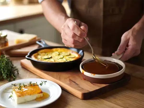 Menú del día, 17 de junio: delicias griegas, clafoutis salado y flan de chocolate
