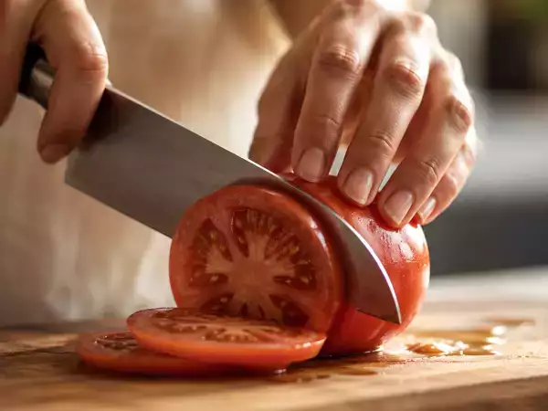 5 ingredientes que podrían estar dañando tus cuchillos sin que lo sepas