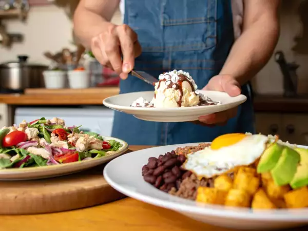 Menú diario, 23 de junio: ensalada fresca, bandeja paisa y un dulce helado