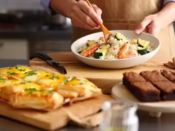 Menú del día, 30 de junio: Deliciosos palitos de hojaldre, ensalada refrescante y brownie de chocolate