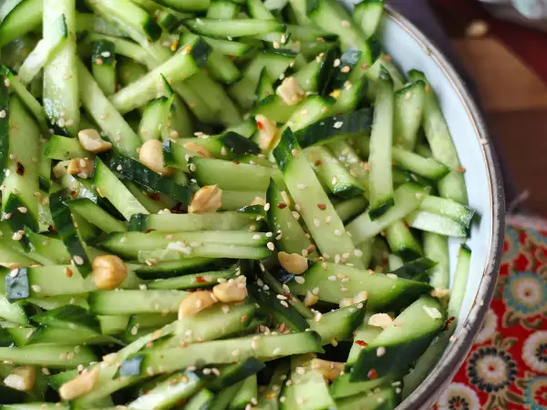 Imposible comer solo un poco: esta ensalada de pepino fresca y con un punto picante se ha convertido en nuestra obsesión del momento