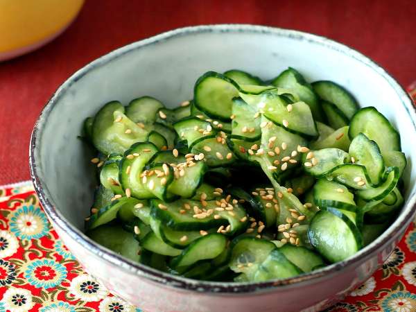 El pepino no tiene por qué saber a poco: ideas y recetas para hacer ensaladas mucho más sabrosas
