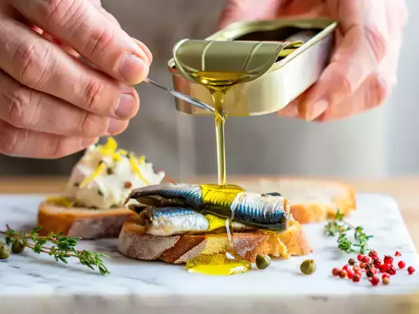 Casi todos tiran el aceite de las latas de sardinas sin imaginar lo que se está perdiendo
