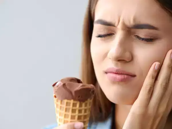 Dientes sensibles al frío: qué remedios naturales funcionan de verdad para calmar el dolor