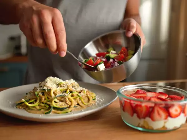 Menú diario, 1 de julio: ensalada griega, carbonara de calabacín y pavê de morango