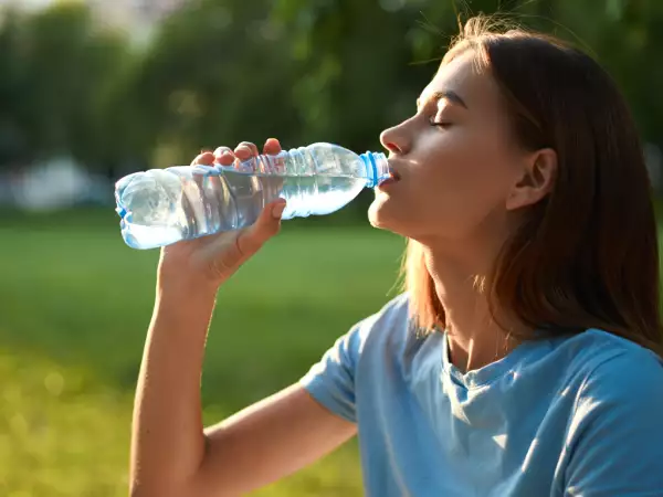 Botellas de plástico: ¿de verdad hay que dejar de reutilizarlas? Esto es lo que conviene saber