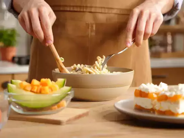 Menú diario, 4 de julio: ensalada refrescante, pasta cremosa y oranais de albaricoque