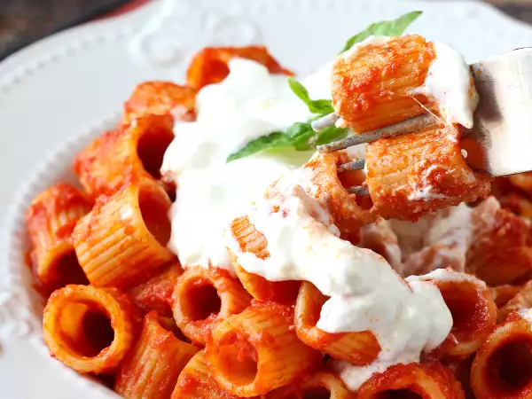No es la salsa: el pequeño detalle final que transforma una pasta con tomate en un plato inolvidable