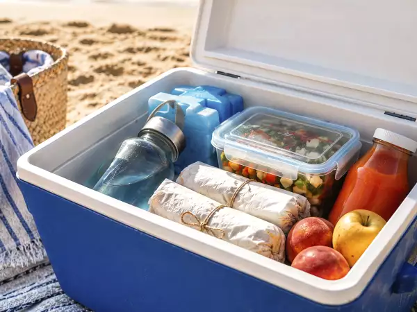 Cómo organizar la nevera de playa: qué poner abajo, qué dejar arriba y qué es mejor no llevar