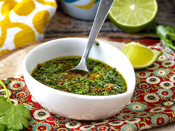 Chimichurri, la salsa argentina que pide sitio en tus barbacoas: qué lleva y tres consejos para que salga bien