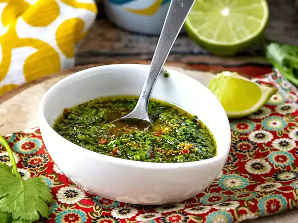 Chimichurri, la salsa argentina que pide sitio en tus barbacoas: qué lleva y tres consejos para que salga bien