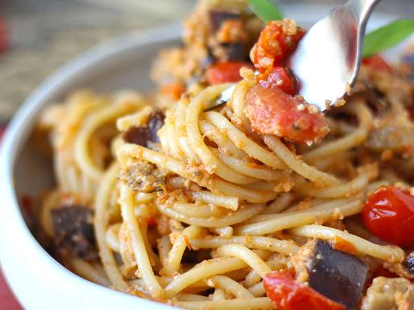 10 recetas con berenjena que llenan la cocina de sabor a verano en pocos minutos
